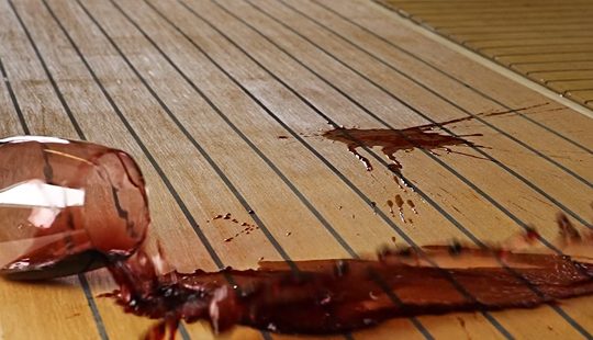 Rotwein auf HLF Decksbelag