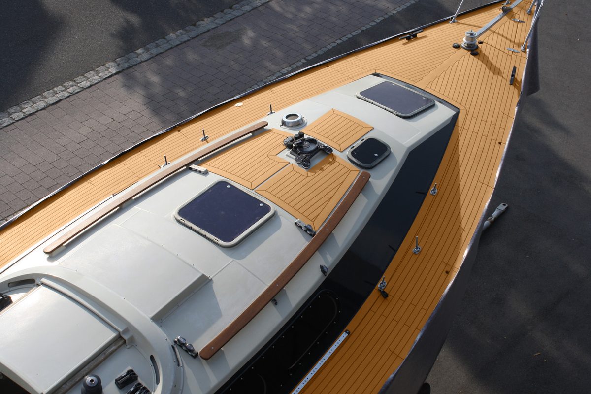 Segelyacht mit fertig verlegtem HLF-Deck