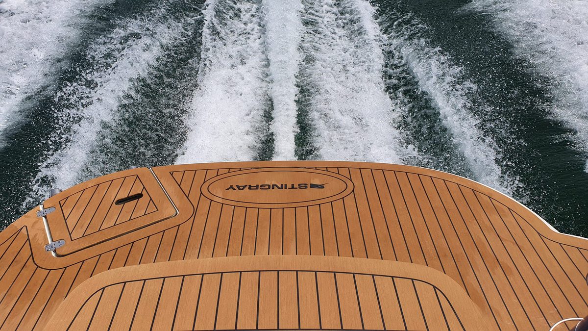 Motorboot Stingray mit HLF-Belag